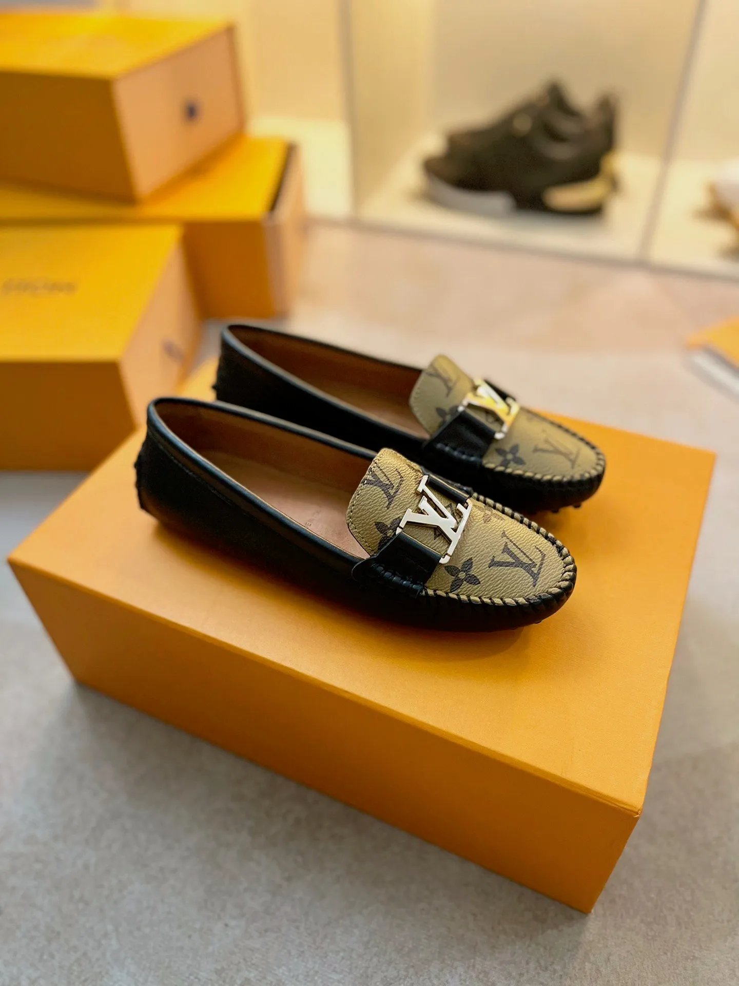 p460💰Couple model❤️🇫🇷 𝙇𝙤𝙪𝙞𝙨 𝙑𝙪𝙞𝙩𝙩𝙤𝙣 🇫🇷Louis Vuitton 2023 Classic𝓛𝓿 𝓣𝓻𝓪𝓲𝓷𝓮𝓻 Sports Series ➪➪➪¯ [Arizona Doudou Shoes Series] ▪️▪️▪️Arizona slip-on shoes are made of Monogram Eclipse canvas. Its hand-painted and dyed edges and hand-sewn uppers fully demonstrate Louis Vuitton's traditional shoemaking craftsmanship. This slip-on shoe is very lightweight. The integrated tongue and upper make it particularly comfortable and flexible. The soft outsole is equipped with rubber padding. Decorated with matching sash. Detailed features: ☑️Monogram Eclipse canvas ☑️Black Eclipse pattern ☑️Hand-painted shoe edges ☑️Hand-sewn uppers (each pair takes time to process) ☑️Integrated tongue and upper construction ☑️Outsole equipped with rubber lining ☑️size: 35_46